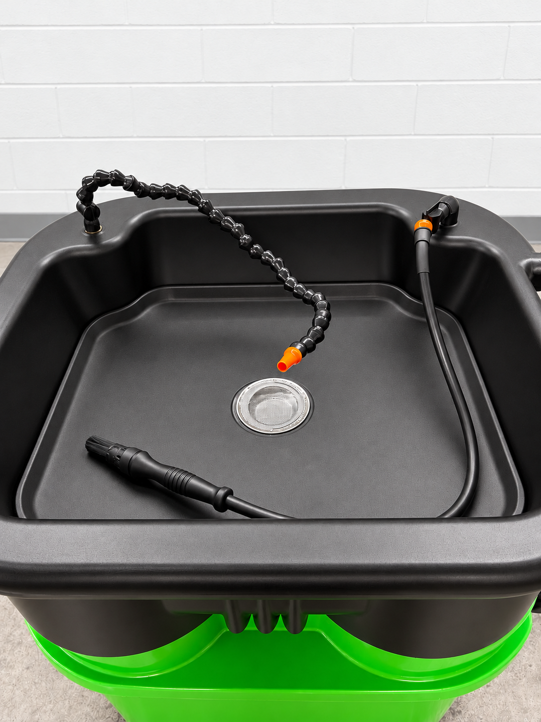 Plan de travail neuf, brosse et bec orientable de la fontaine BIO 80 dans un atelier clair
