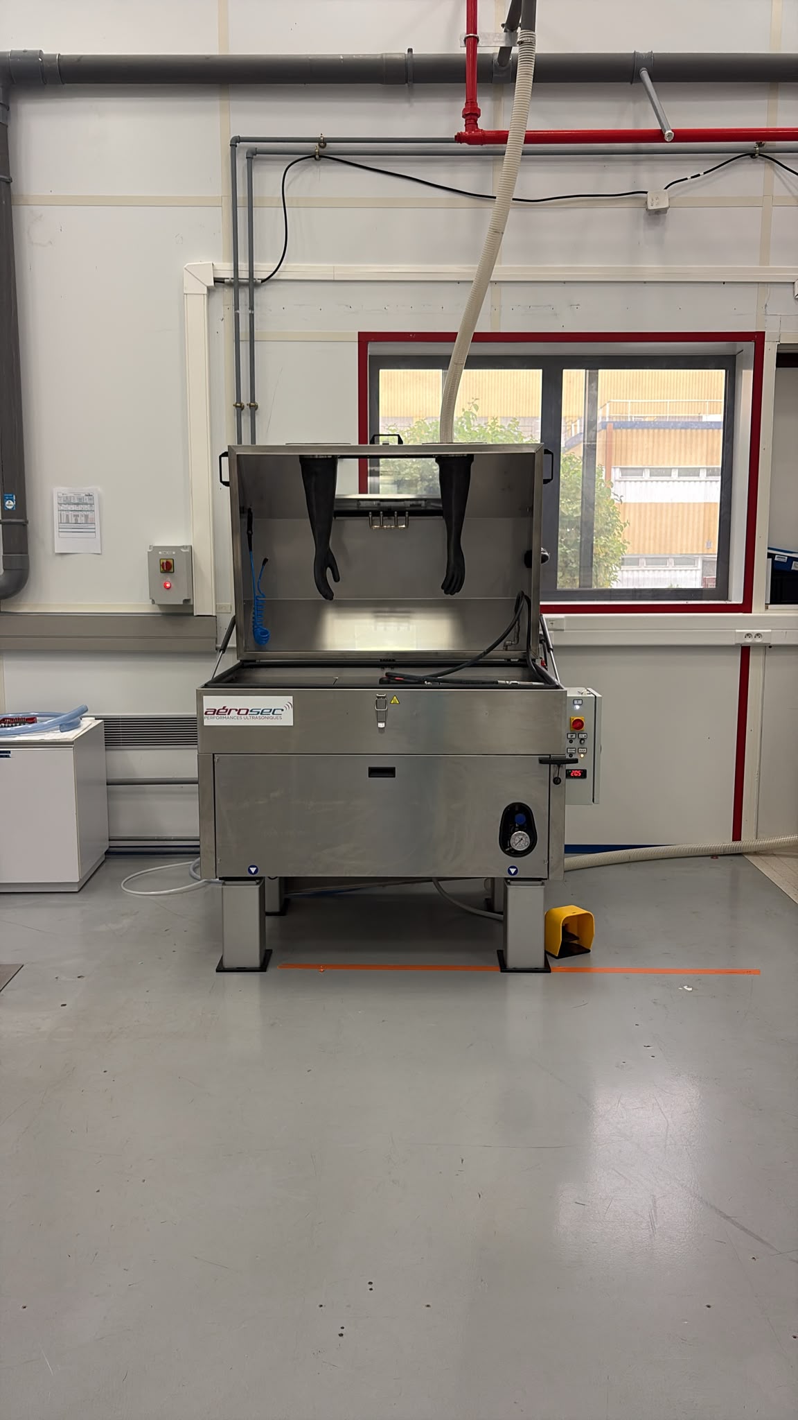 EVOSPRAY MECA ES équipée de l’option monte et baisse pour régler la hauteur du poste de lavage